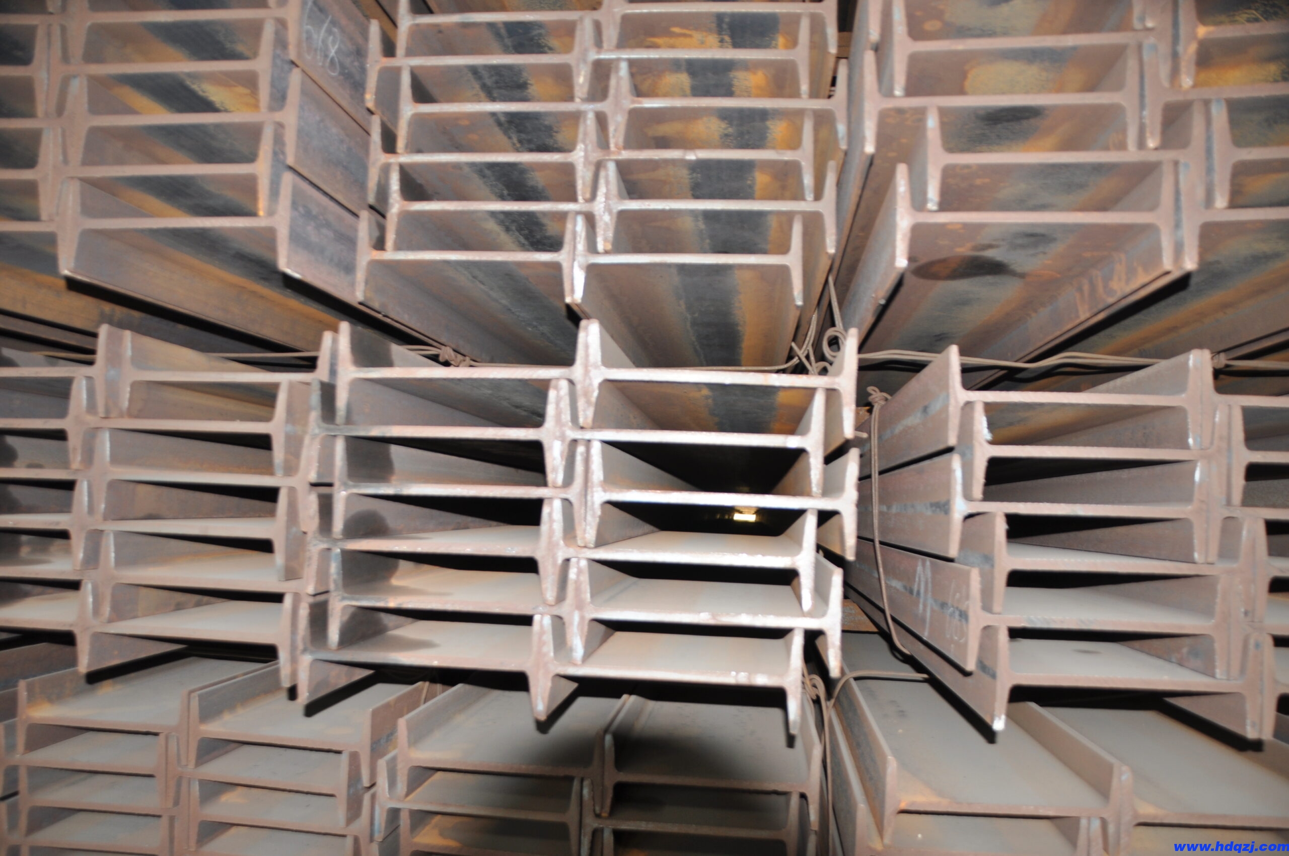 熱軋H鋼，HN窄翼緣H型鋼、HM中翼緣H型鋼、HW寬翼緣H型鋼